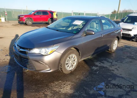 2015 Toyota Camry Le z USA, uszkodzony, nr VIN 4T4BF1FK1FR510303